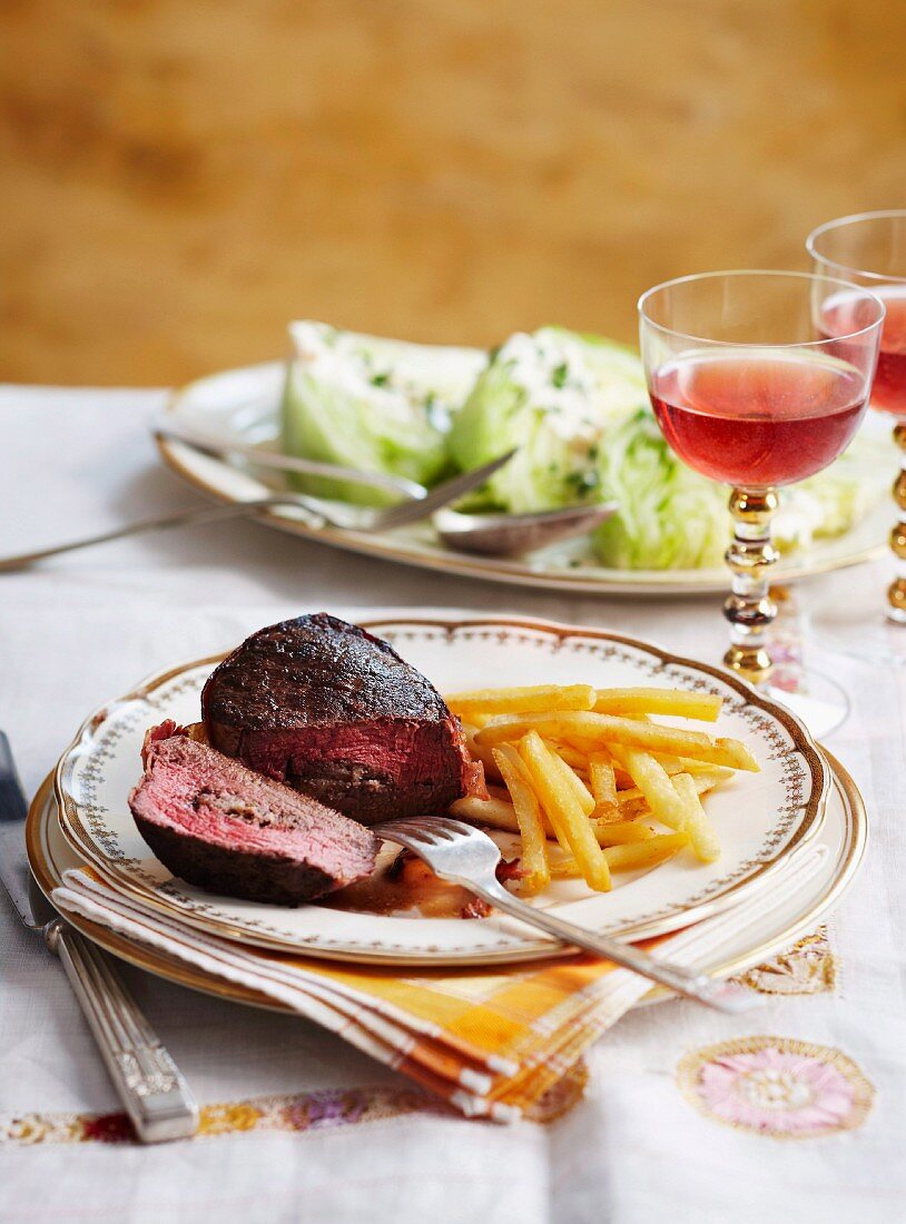 Gefülltes Filetsteak mit Pommes frites