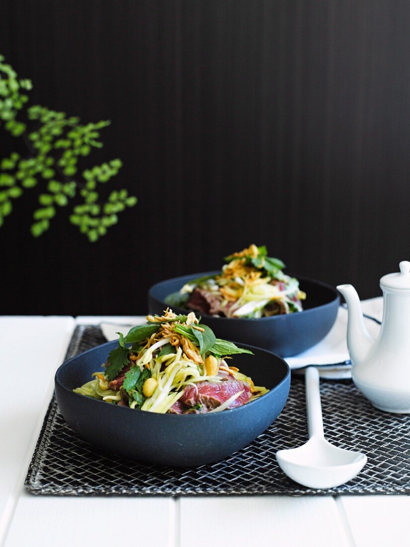 Thai-Salat mit grüner Mango und Rindfleisch