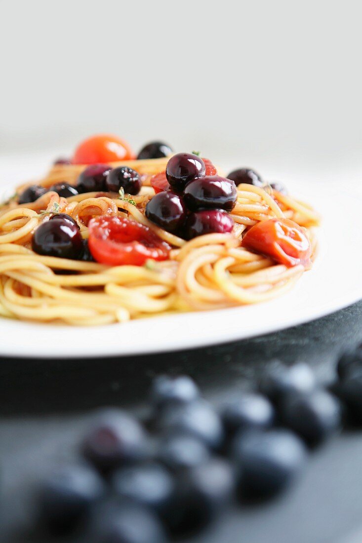 Spaghetti with black olives and cherry tomatoes