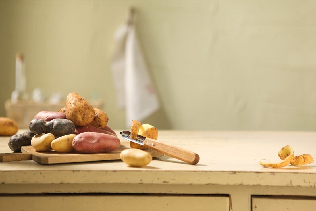Verschiedene Kartoffeln auf einer Küchenplatte