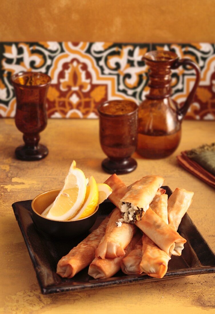 Sigara böregi (Gefüllte Yufkateigröllchen, Türkei) mit Spinat und Schafskäse