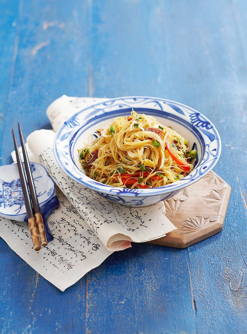 Fried rice noodles with peppers and beansprouts (Asia)