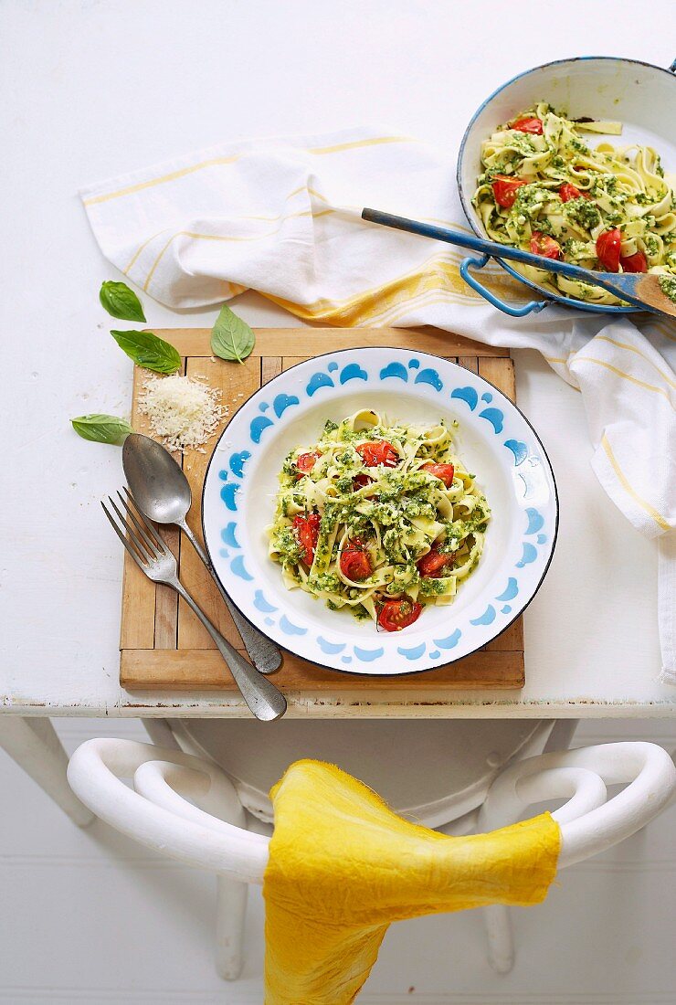Fettuccini with goat's cheese pesto and tomatoes