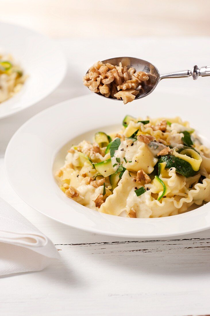 Bandnudeln mit Zucchini und Walnüssen