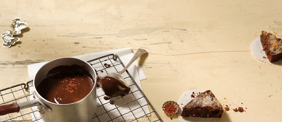 Schokoladensauce im Kochtopf