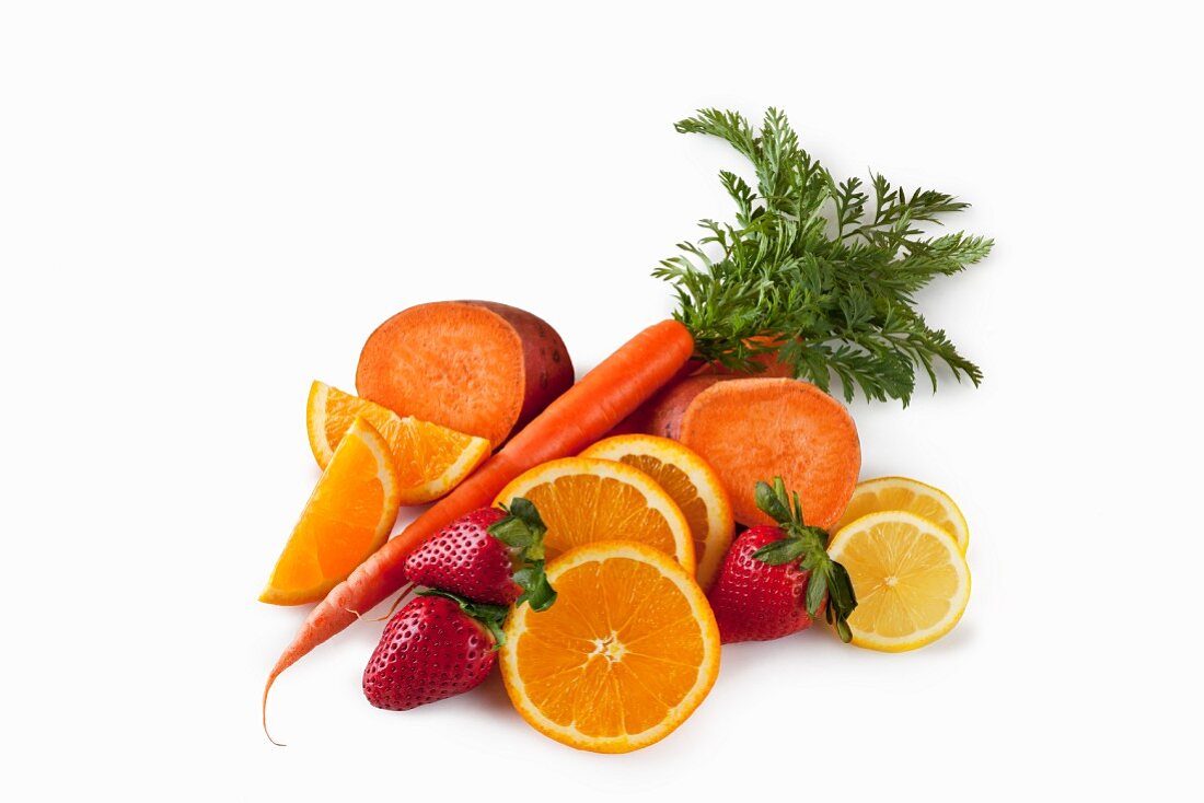 Orange Früchte und Gemüse mit Erdbeeren