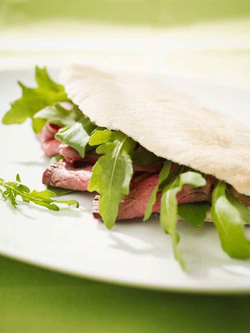 Gefülltes Pitabrot mit Rucola und Roastbeef