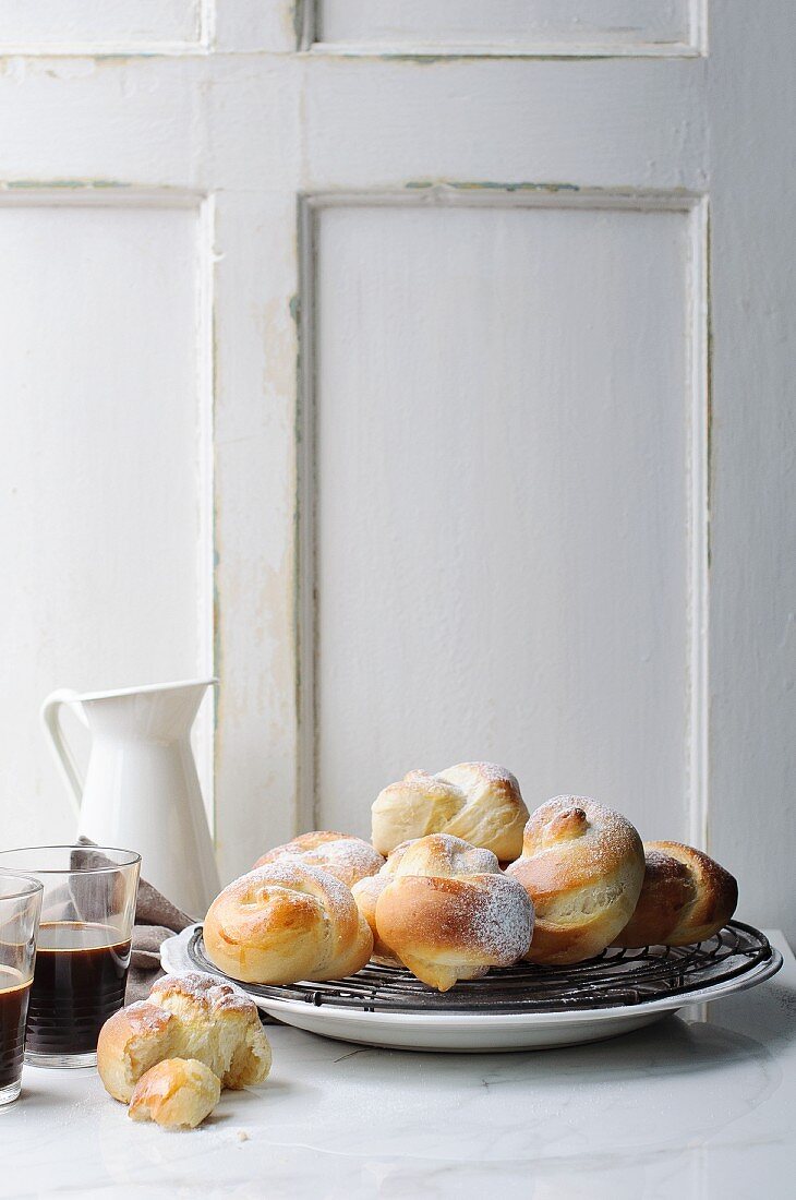 Brioche with icing sugar, served with coffee