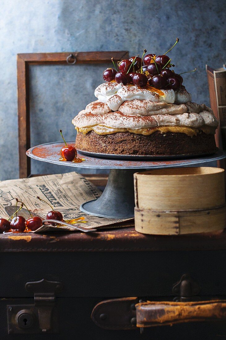 Kastanienmousse-Kuchen mit Karamell-Kirschen
