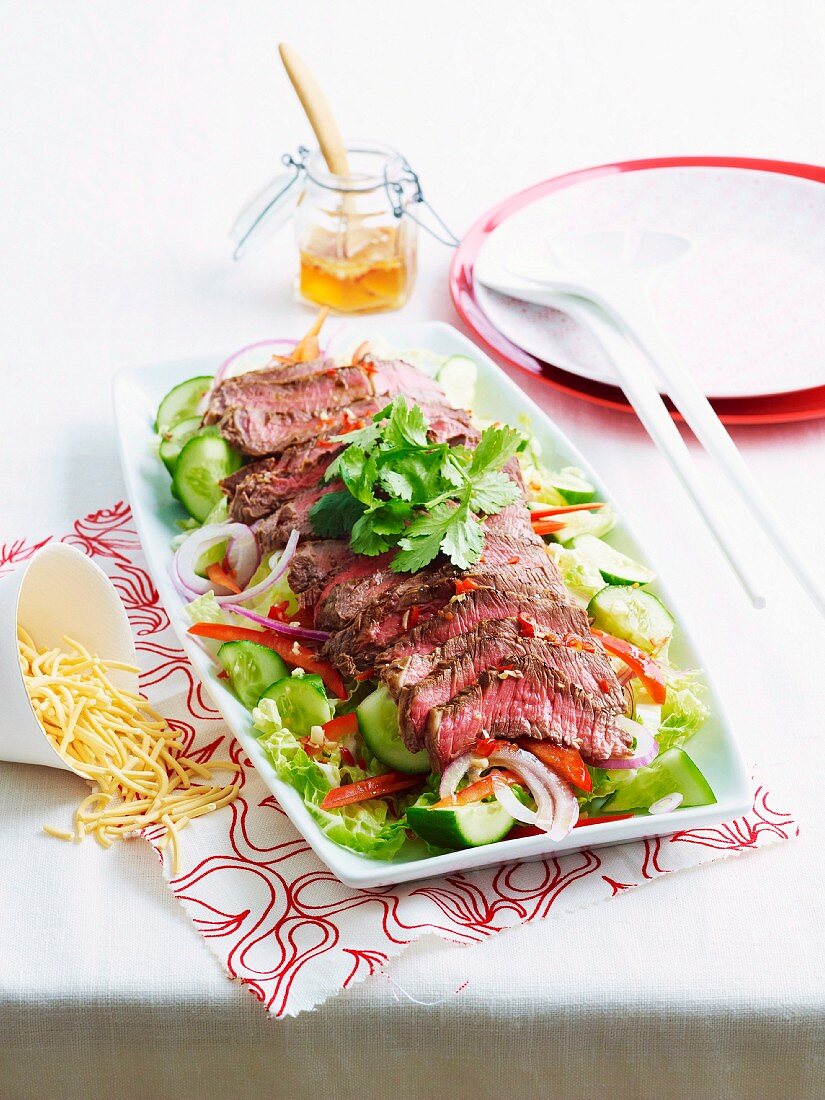 Beef salad with crispy noodles (Asia)