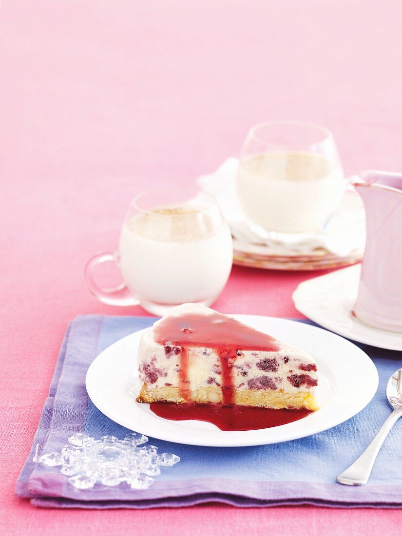 Ein Stück Eiskuchen mit Beeren und Sirup zu Weihnachten