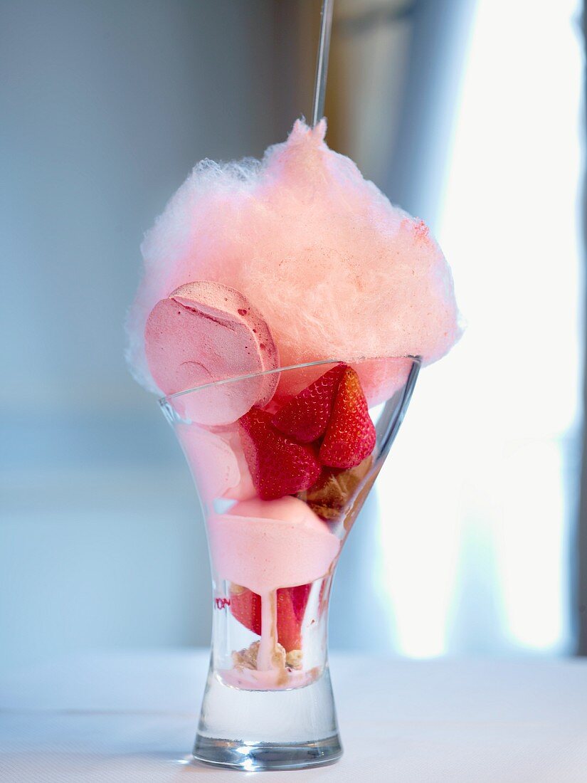 Dessert in Pink mit Eis, Erdbeeren, Gebäck & Zuckerwatte