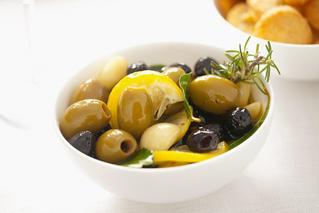 Eingelegte Oliven und Knoblauch