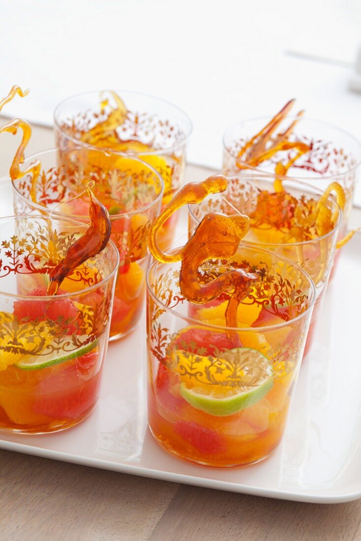 Fruchtbowle mit Karamellsticks