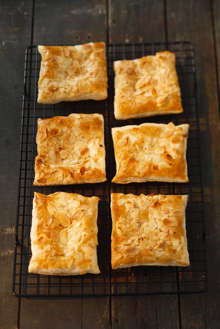 Blätterteiggebäck mit Mandelblättchen