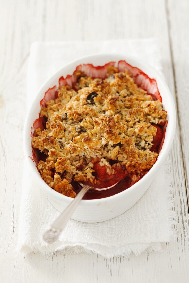 Strawberry crumble with oats