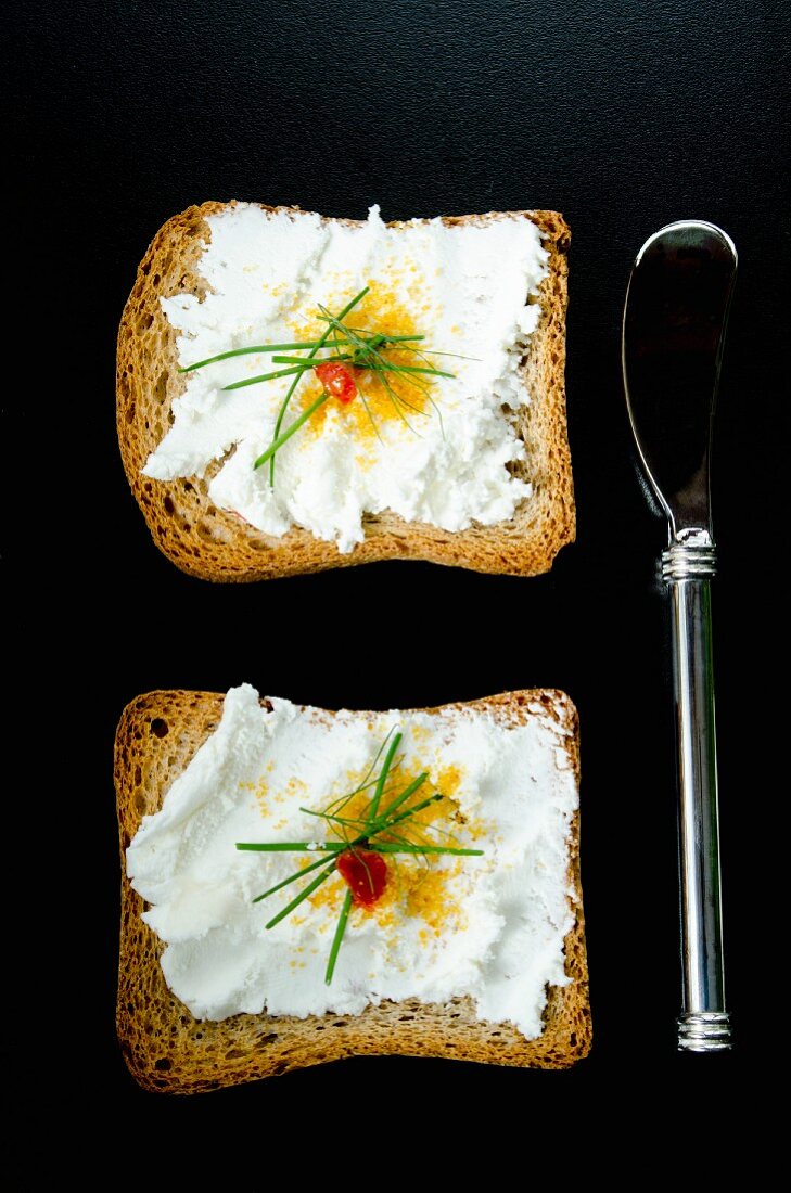 Melba toast with goat's cheese and bottarga