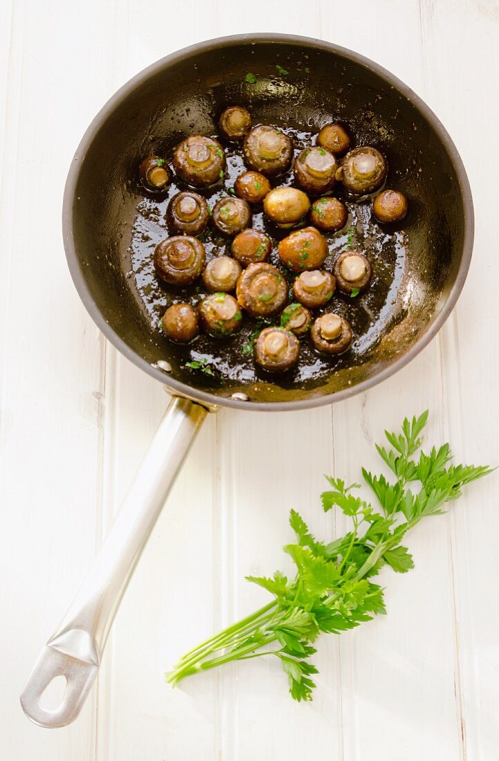 Gebratene Champignons mit Knoblauch und Petersilie