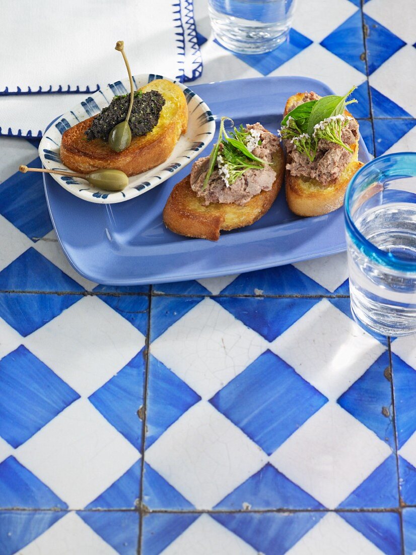Crostini with chicken liver pâté and with olive tapenade