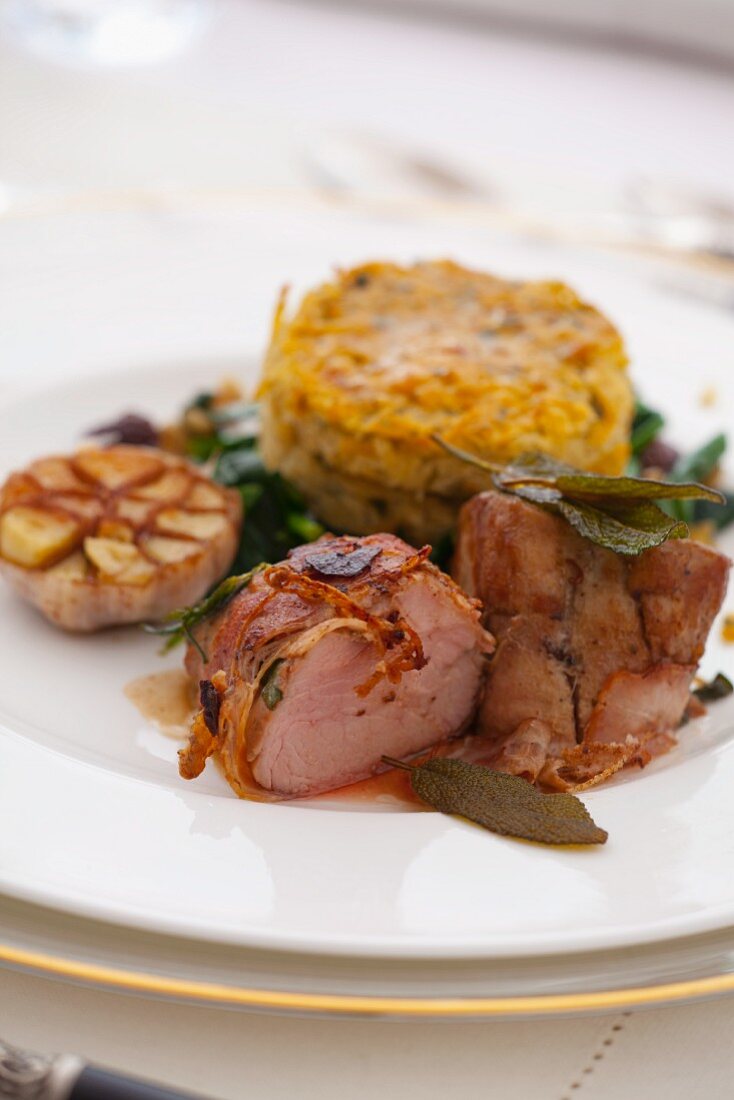 Schweinefilet im Speckmantel mit Gemüsebratling und Knoblauch