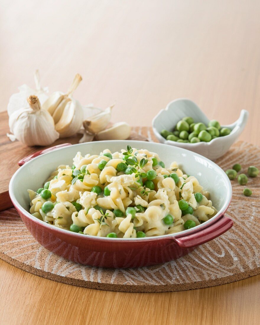 Fusilli with peas and goat's cheese