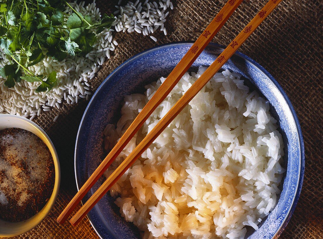 Reis auf chinesisch Art gekocht im Schälchen