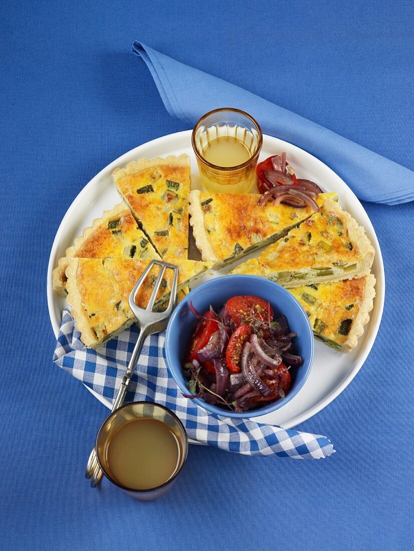 Zucchiniquiche mit Tomaten-Zwiebel-Salat