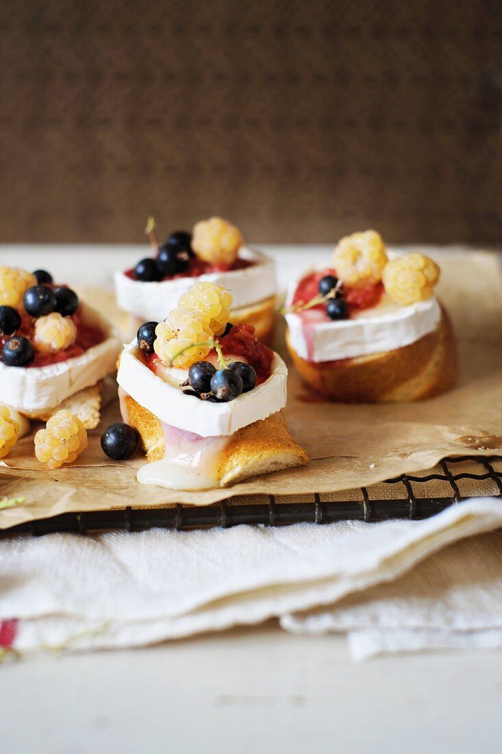 Crostini topped with goat's cheese and berries