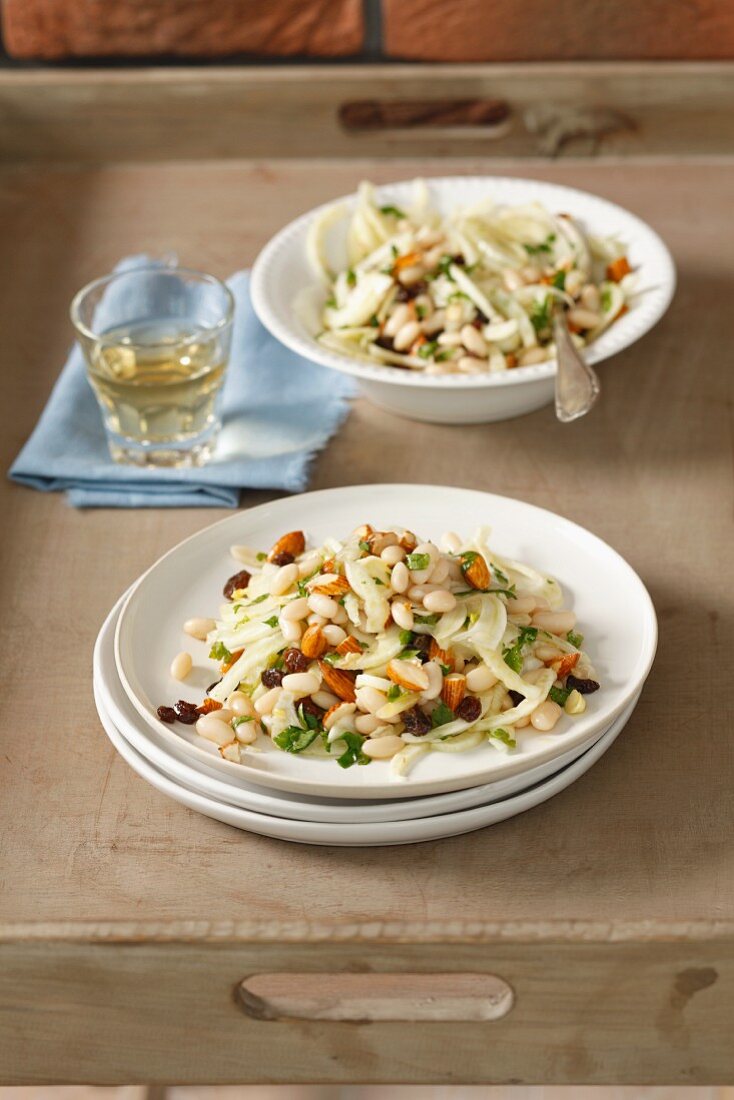 Fennel salad with almonds and raisins