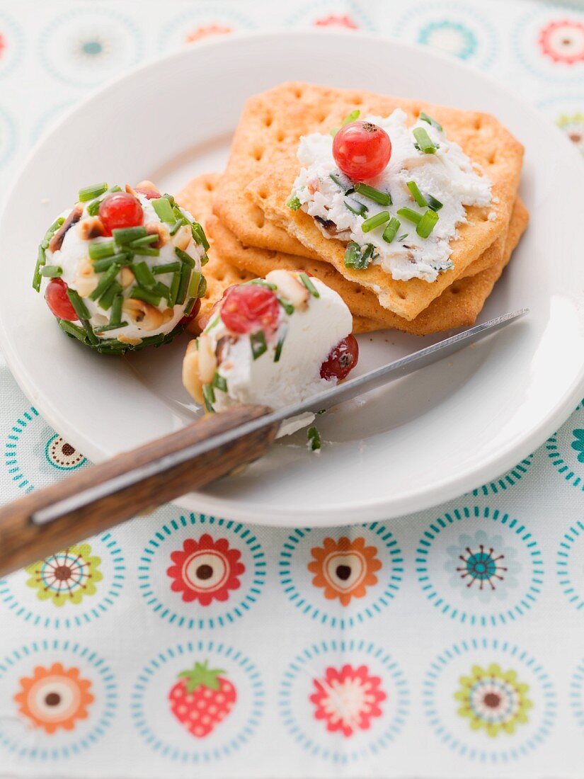 Ziegenfrischkäsebällchen mit Johannisbeeren und Schnittlauch