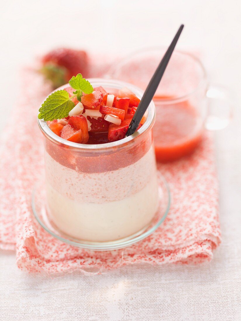 Panna Cotta-Erdbeer-Dessert