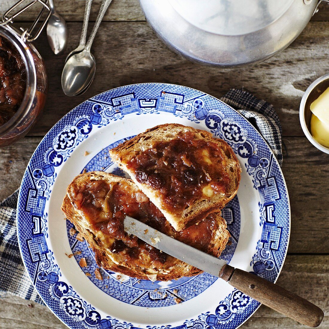 Bread with rhubarb, date and raisin jam