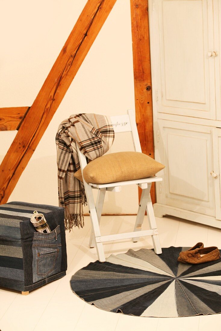 Round rug and square pouffe hand-sewn from denim