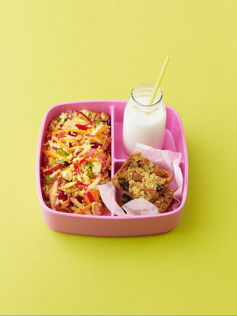 Couscoussalat mit Pink Lady Apfel, Apfel-Flapjack und eine Flasche Milch in einer rosa Lunchbox