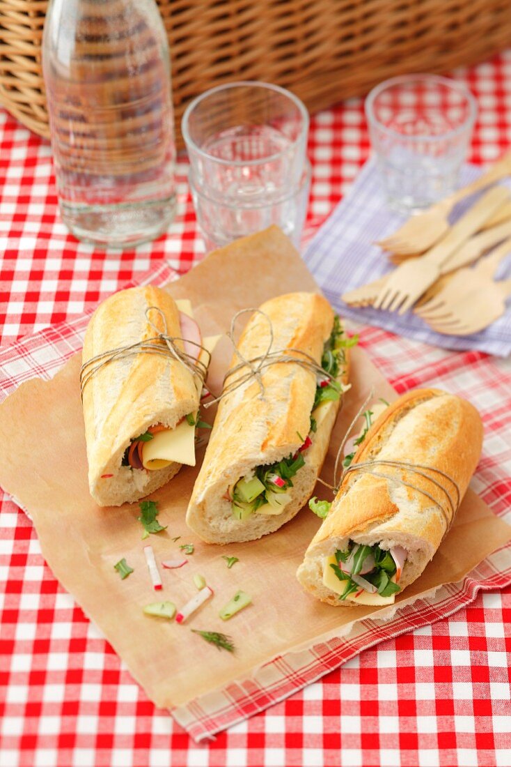 Baguette-Sandwiches mit Schinken, Käse und Gemüse