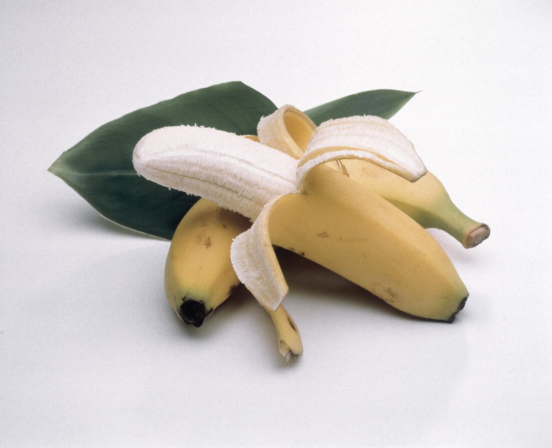 Eine ungeschälte Banane & eine geschälte Banane
