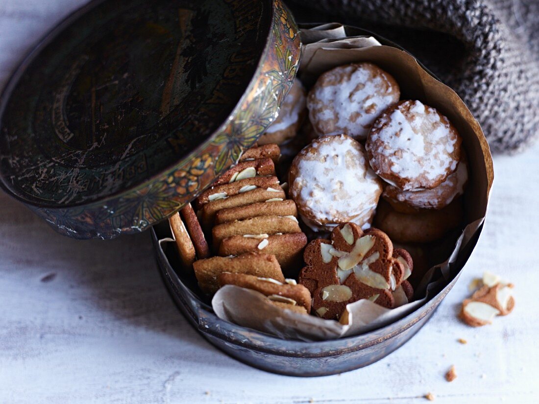 Mini gingerbreads and spice biscuits