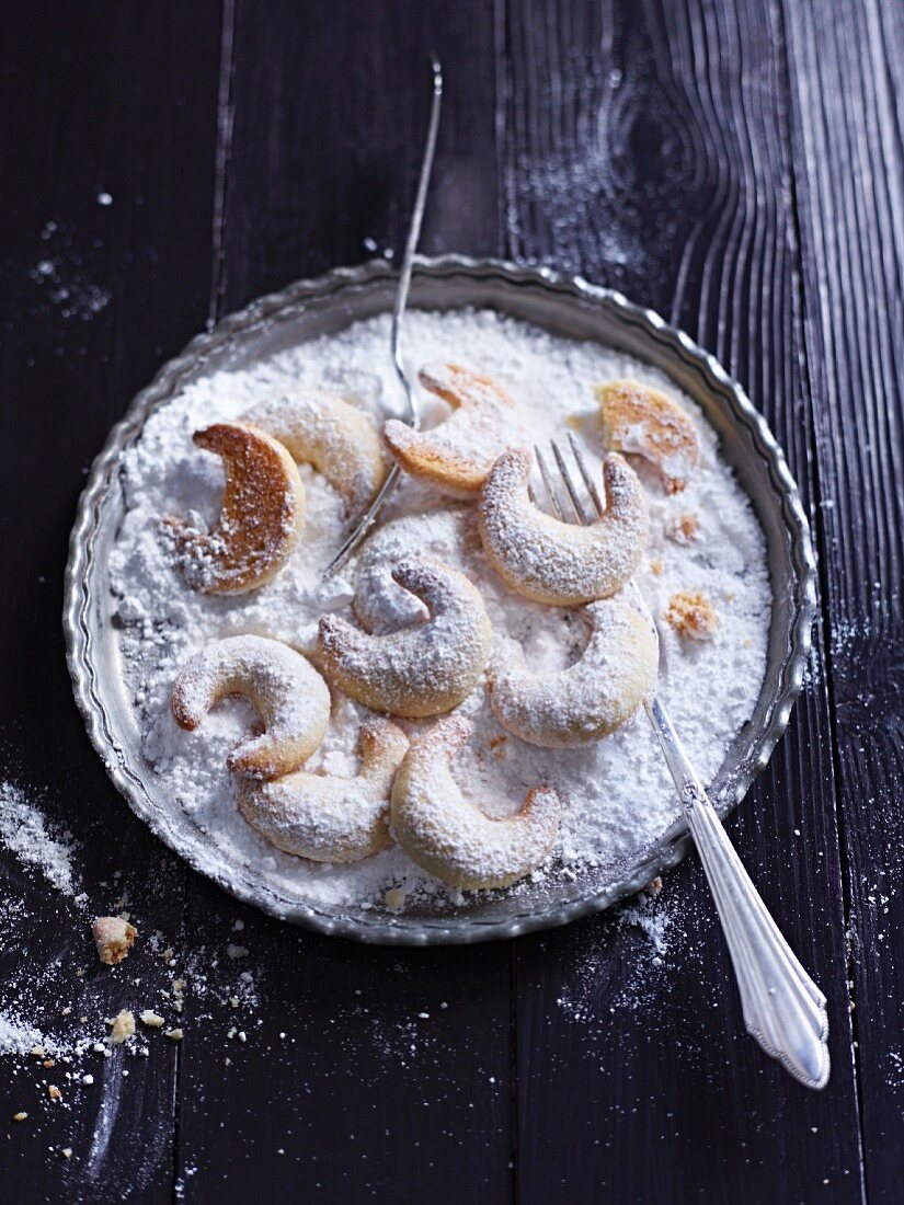 Vanillekipferl (crescent-shaped vanilla biscuits) in icing sugar