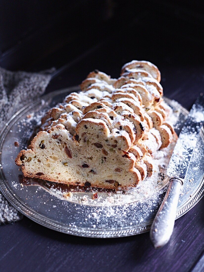 Aufgeschnittener Weihnachtsstollen