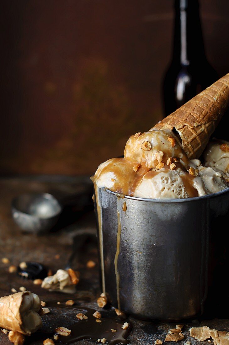 Brown Ale Bier-Eis mit salzigem Karamell und Honig-Erdnüssen