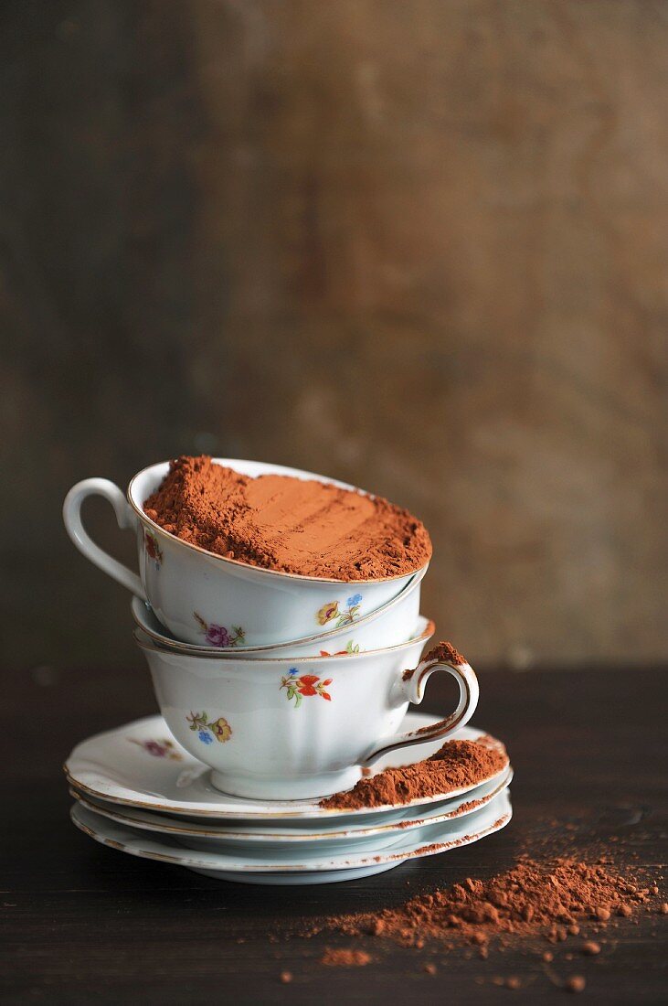 Kakopulver in Tasse mit Blumenmotiv