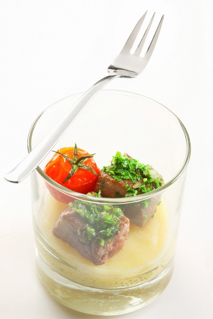 Rumpsteak mit Tomate auf Kartoffelpüree, im Glas serviert