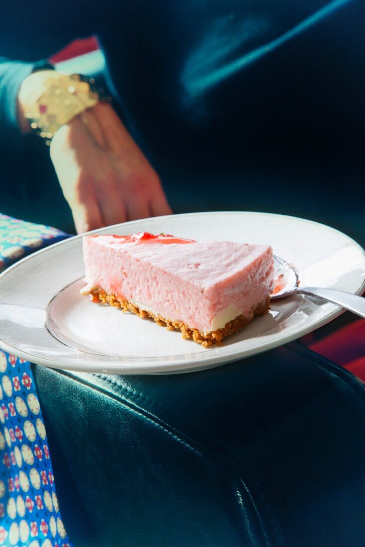 Ein Stück Erdbeermousse-Kuchen