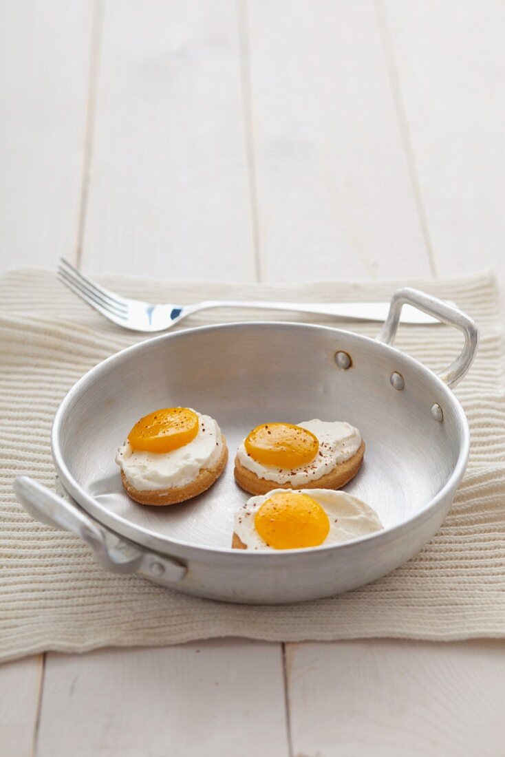 Osterspiegeleier - Butterkekse mit Sahne und Aprikosenhälften