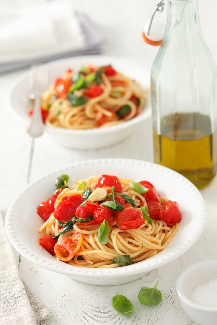 Spaghetti mit Tomaten und Basilikum