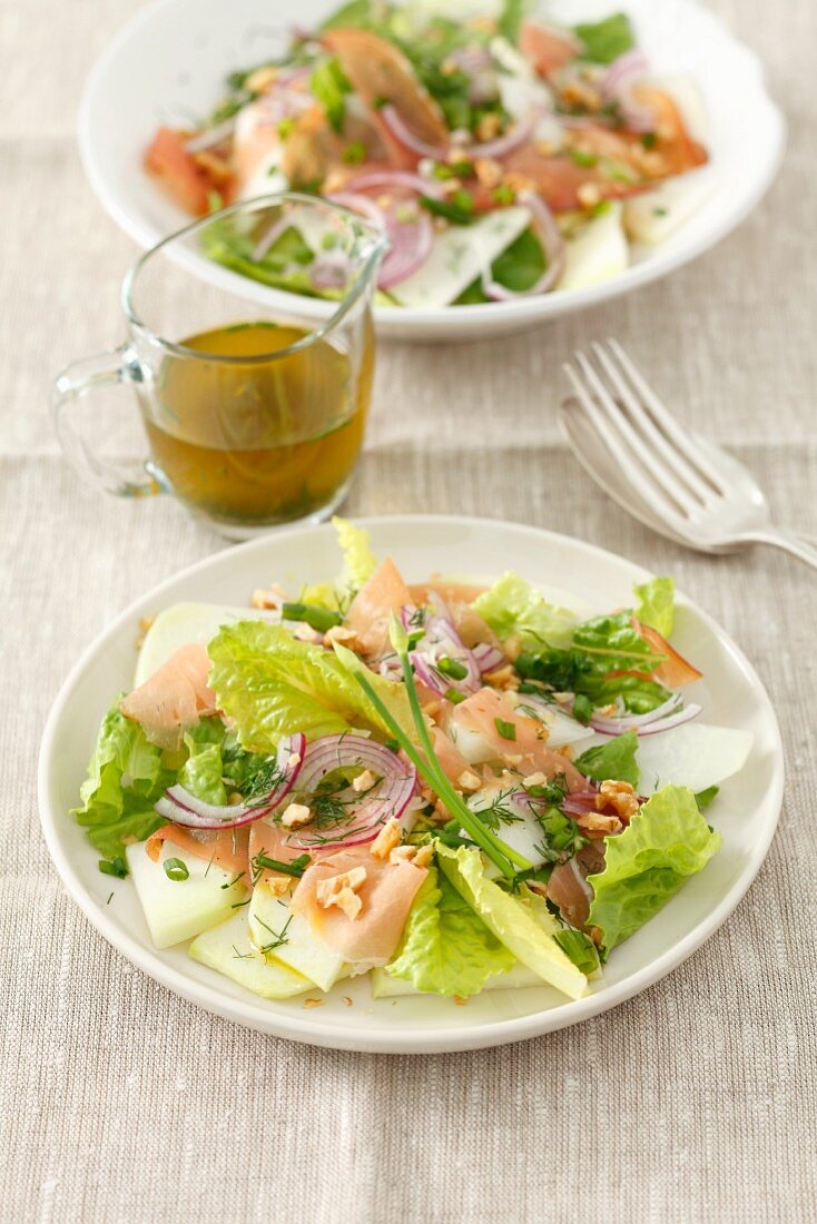 Salad with kohlrabi, ham and walnuts