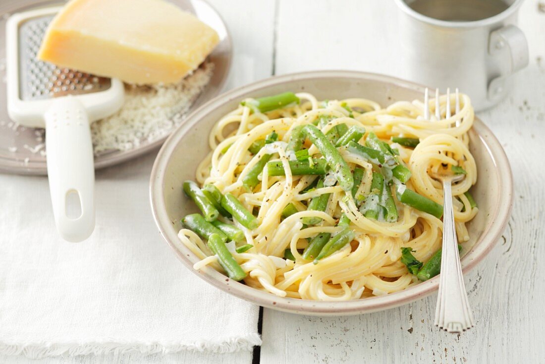 Spaghetti with green bean, onion and cream