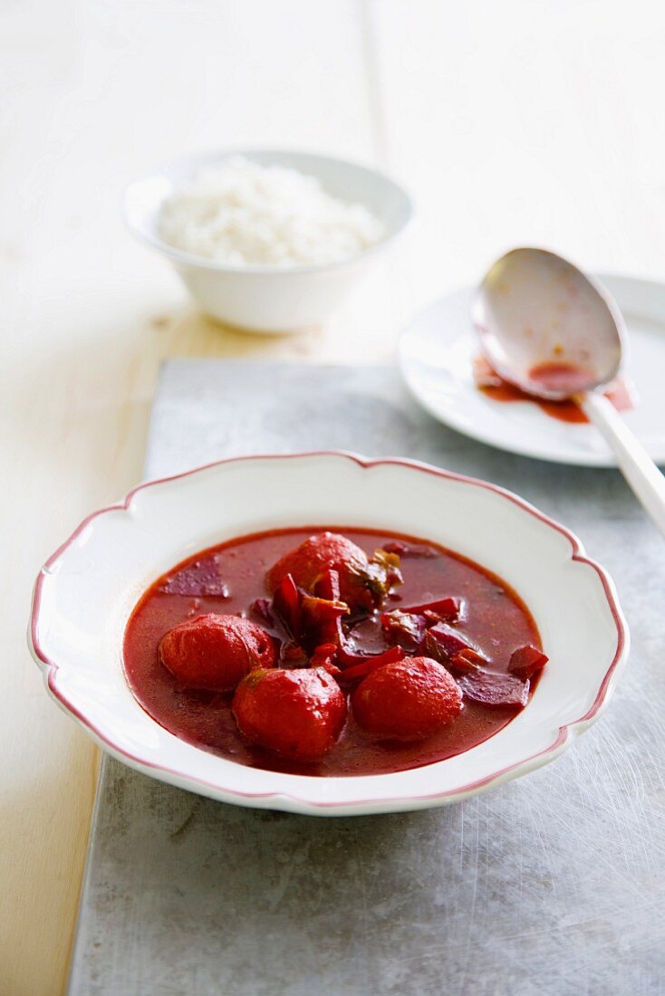 Rote-Bete-Suppe mit gefüllten Kartoffeln