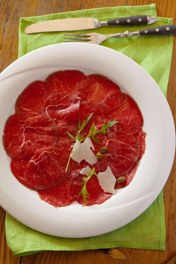 Carpaccio mit Kapern, Parmesan und Rucola