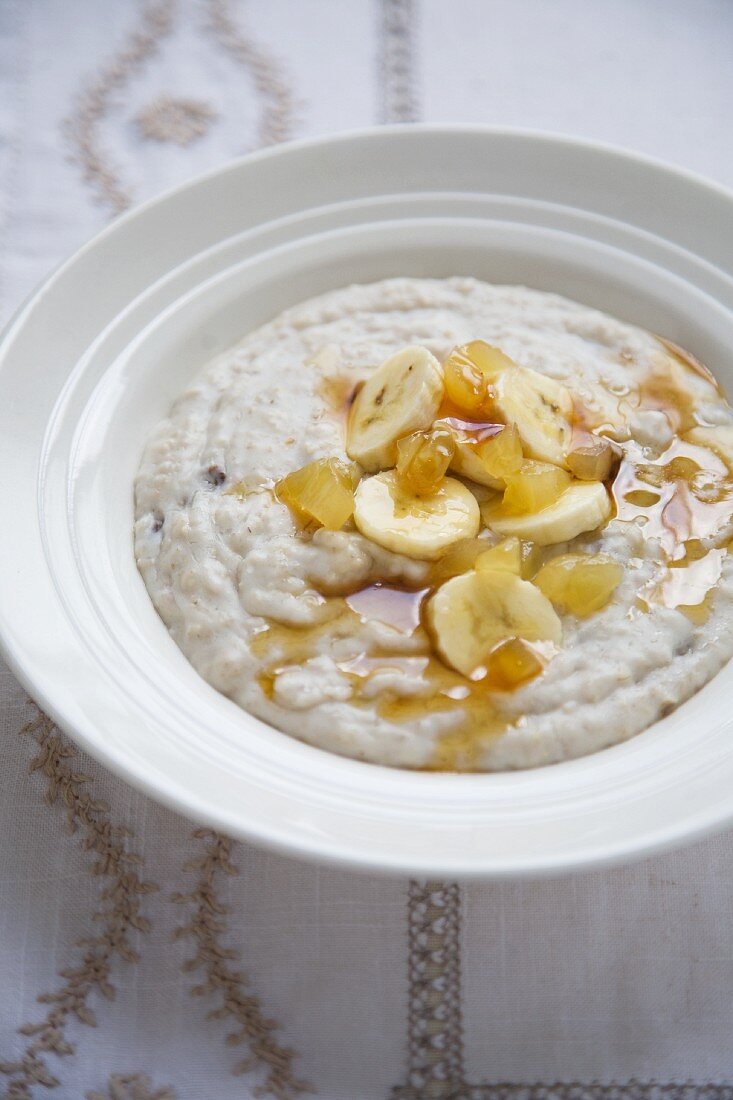 Porridge mit Sultaninen und Bananen